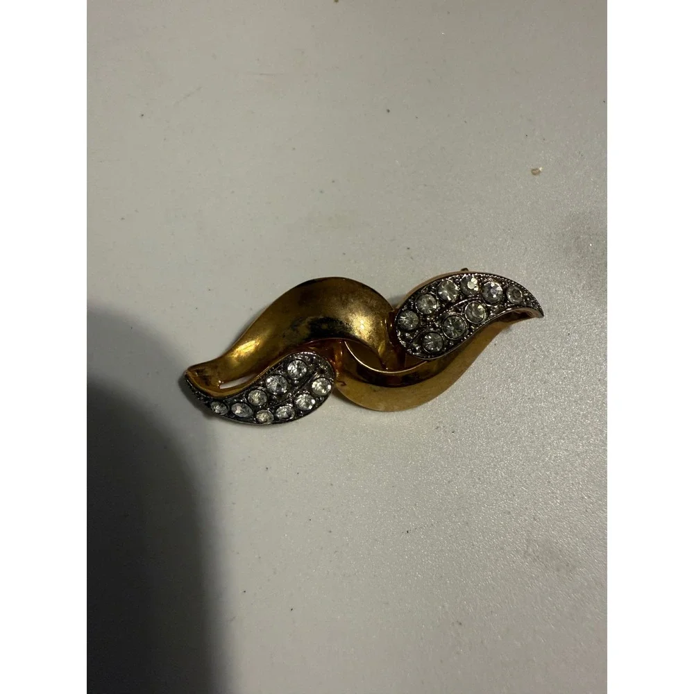 Vintage‎ Gold Tone Rhinestone Swirl Brooch Elegant Ribbon Pin Costume Jewelry